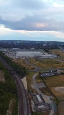 İngiltere, İngiltere, LUTON - 25 Temmuz 2022: British Roads and City. Güzel Luton İngiltere 'nin başkentidir. Drone 'un Kamerası 