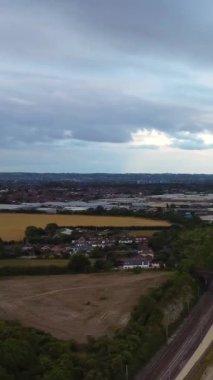 İngiltere, İngiltere, LUTON - 25 Temmuz 2022: British Roads and City. Güzel Luton İngiltere 'nin başkentidir. Drone 'un Kamerası 