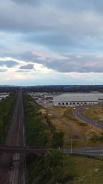 İngiltere, İngiltere, LUTON - 25 Temmuz 2022: British Roads and City. Güzel Luton İngiltere 'nin başkentidir. Drone 'un Kamerası 