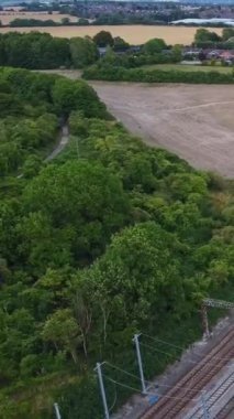 İngiltere, İngiltere, LUTON - 25 Temmuz 2022: British Roads and City. Güzel Luton İngiltere 'nin başkentidir. Drone 'un Kamerası 