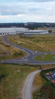 İngiltere, İngiltere, LUTON - 25 Temmuz 2022: British Roads and City. Güzel Luton İngiltere 'nin başkentidir. Drone 'un Kamerası 