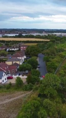İngiltere, İngiltere, LUTON - 25 Temmuz 2022: British Roads and City. Güzel Luton İngiltere 'nin başkentidir. Drone 'un Kamerası 