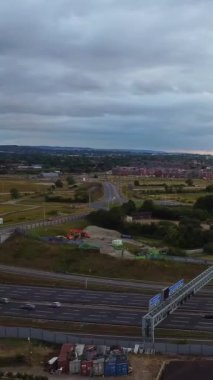 İngiltere, İngiltere, LUTON - 25 Temmuz 2022: British Roads and City. Güzel Luton İngiltere 'nin başkentidir. Drone 'un Kamerası 