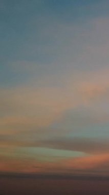 İngiltere 'de Hızlı Hareketli Dramatik Bulutlar, İHA' nın Yüksek Açılı Görüntüsü 