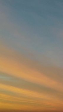 İngiltere 'de Hızlı Hareketli Dramatik Bulutlar, İHA' nın Yüksek Açılı Görüntüsü 