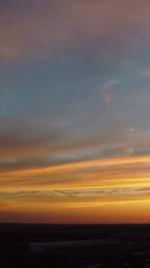 İngiltere 'de Hızlı Hareketli Dramatik Bulutlar, İHA' nın Yüksek Açılı Görüntüsü 