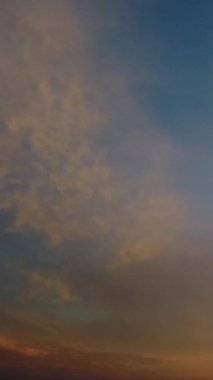 İngiltere 'de Hızlı Hareketli Dramatik Bulutlar, İHA' nın Yüksek Açılı Görüntüsü 