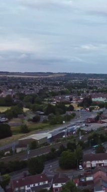İngiltere, İngiltere, LUTON - 25 Temmuz 2022: British Roads and City. Güzel Luton İngiltere 'nin başkentidir. Drone 'un Kamerası 