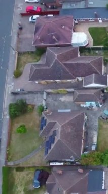 İngiltere, İngiltere, LUTON - 25 Temmuz 2022: British Roads and City. Güzel Luton İngiltere 'nin başkentidir. Drone 'un Kamerası 