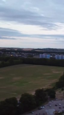 İngiltere, İngiltere, LUTON - 25 Temmuz 2022: British Roads and City. Güzel Luton İngiltere 'nin başkentidir. Drone 'un Kamerası 