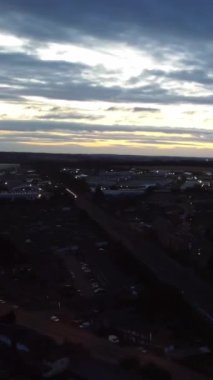 İngiltere, İngiltere, LUTON - 25 Temmuz 2022: British Roads and City. Güzel Luton İngiltere 'nin başkentidir. Drone 'un Kamerası 