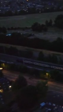 İngiltere, İngiltere, LUTON - 25 Temmuz 2022: British Roads and City. Güzel Luton İngiltere 'nin başkentidir. Drone 'un Kamerası 