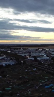 İngiltere, İngiltere, LUTON - 25 Temmuz 2022: British Roads and City. Güzel Luton İngiltere 'nin başkentidir. Drone 'un Kamerası 