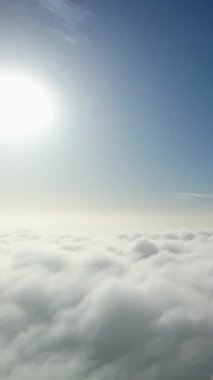 Şehrin Üzerindeki Güzel Bulutların Zaman Hızı Görüntüsü