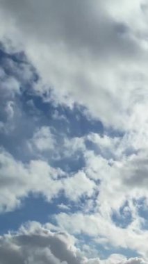 Şehrin Üzerindeki Güzel Bulutların Zaman Hızı Görüntüsü