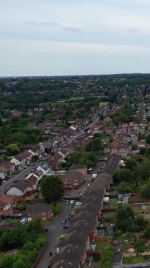 Bulutlar şehrin üzerinde hareket ediyor. İHA 'nın Yüksek İrtifadan Kamera Görüntüsü