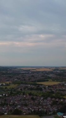 Bulutlar şehrin üzerinde hareket ediyor. İHA 'nın Yüksek İrtifadan Kamera Görüntüsü
