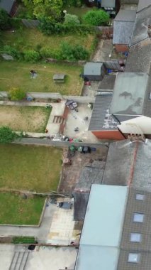 Bulutlar şehrin üzerinde hareket ediyor. İHA 'nın Yüksek İrtifadan Kamera Görüntüsü