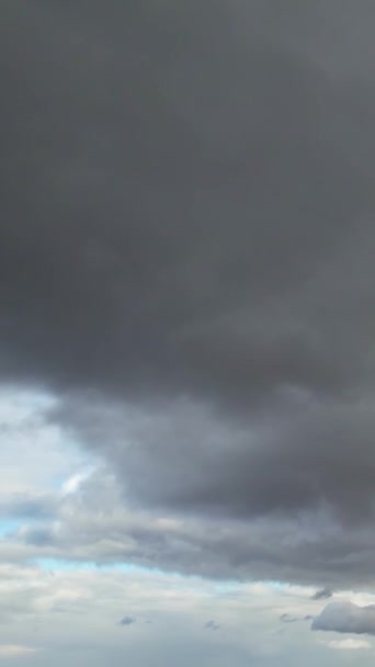 Γρήγορη Κινούμενα Σύννεφα Πάνω Από Βρετανική Πόλη Time Lapse Πλάνα — Αρχείο Βίντεο