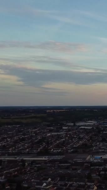 雲市内を移動します 高高度からのドローンのカメラ映像 — ストック動画