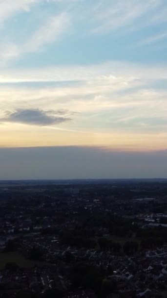 Bulutlar Şehrin Üzerinde Hareket Ediyor Nın Yüksek Rtifadan Kamera Görüntüsü — Stok video
