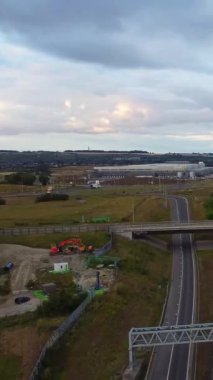 İngiltere, İngiltere, LUTON - 25 Temmuz 2022: British Roads and City. Güzel Luton İngiltere 'nin başkentidir. Drone 'un Kamerası 