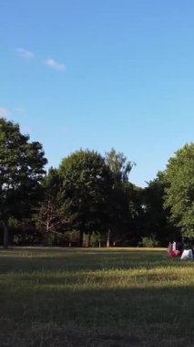 ENGLAND, LUTON TOWN - 04th April 2022: Genç İngiliz Kadınlardan oluşan bir grup, Wardown Halk Parkı Yüksek Açılı Görüntü Parkı 'nda egzersiz yapıyor. Luton Kasabası 'nda Parlak Güneşli Gün