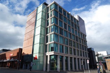 İngiltere, Birleşik Krallık - 7 Mayıs 2023: modern apartman binası