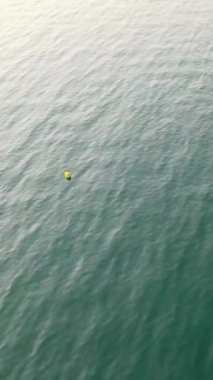 BİRLİK KINGDOM, BOURNEMOUTH BEACH - 18 Temmuz 2022: insanlar yaz tatillerinde eğleniyorlar. Yüksek Açı Drone Kamera Görünümü