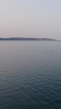 BİRLİK KINGDOM, BOURNEMOUTH BEACH - 18 Temmuz 2022: insanlar yaz tatillerinde eğleniyorlar. Yüksek Açı Drone Kamera Görünümü