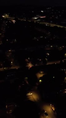 İngiltere, İngiltere, LUTON - 25 Temmuz 2022: British Roads and City. Güzel Luton İngiltere 'nin başkentidir. Drone 'un Kamerası 