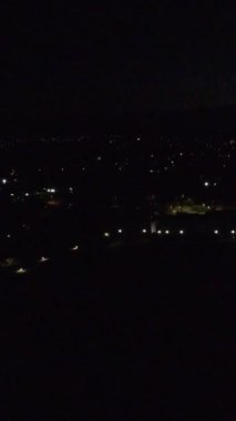 İngiltere, İngiltere, LUTON - 25 Temmuz 2022: British Roads and City. Güzel Luton İngiltere 'nin başkentidir. Drone 'un Kamerası 