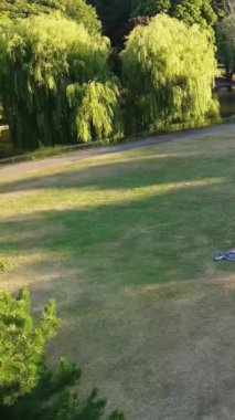 ENGLAND, LUTON TOWN - 04th April 2022: Genç İngiliz Kadınlardan oluşan bir grup, Wardown Halk Parkı Yüksek Açılı Görüntü Parkı 'nda egzersiz yapıyor. Luton Kasabası 'nda Parlak Güneşli Gün