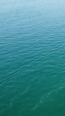 BİRLİK KINGDOM, BOURNEMOUTH BEACH - 18 Temmuz 2022: insanlar yaz tatillerinde eğleniyorlar. Yüksek Açı Drone Kamera Görünümü