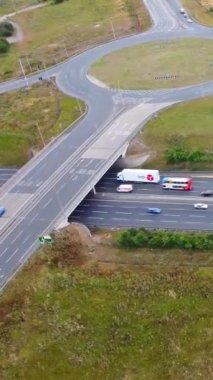 İngiltere, İngiltere, LUTON - 25 Temmuz 2022: British Roads and City. Güzel Luton İngiltere 'nin başkentidir. Drone 'un Kamerası 