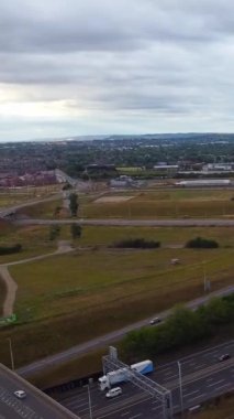 İngiltere, İngiltere, LUTON - 25 Temmuz 2022: British Roads and City. Güzel Luton İngiltere 'nin başkentidir. Drone 'un Kamerası 