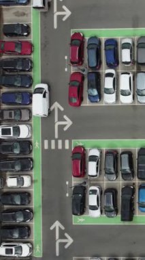İngiltere 'nin Luton Town şehrinin merkezindeki bina ve çatı katındaki modern otoparkın yüksek açılı görüntüleri.