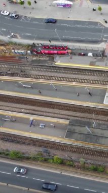 Stewartby Gölü 'nden ve Bedford City' nin kırsal kesiminden geçen tren raylarının hava görüntüleri. Görüntü İHA 'nın Kamerasıyla 23 Nisan 2023' te kaydedildi.