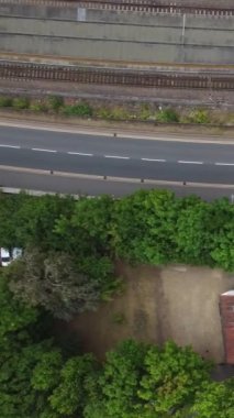 Stewartby Gölü 'nden ve Bedford City' nin kırsal kesiminden geçen tren raylarının hava görüntüleri. Görüntü İHA 'nın Kamerasıyla 23 Nisan 2023' te kaydedildi.