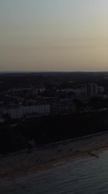 İngiltere 'nin En İyi İngiliz Okyanusu ve Bournemouth Sahili Hava Görüntüsü. Drone 'un Kamerası 