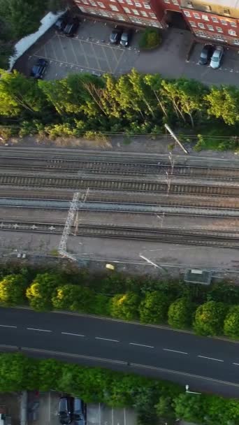 Luftaufnahmen Von Bahngleisen Die Vom Stewartby Lake Und Der Landschaft — Stockvideo