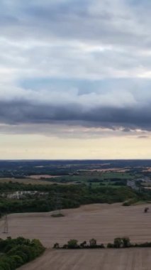 İngiltere, İngiltere, LUTON - 25 Temmuz 2022: British Roads and City. Güzel Luton İngiltere 'nin başkentidir. Drone 'un Kamerası 