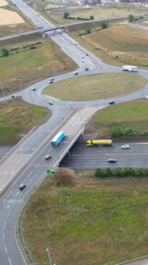 İngiltere, İngiltere, LUTON - 25 Temmuz 2022: British Roads and City. Güzel Luton İngiltere 'nin başkentidir. Drone 'un Kamerası 