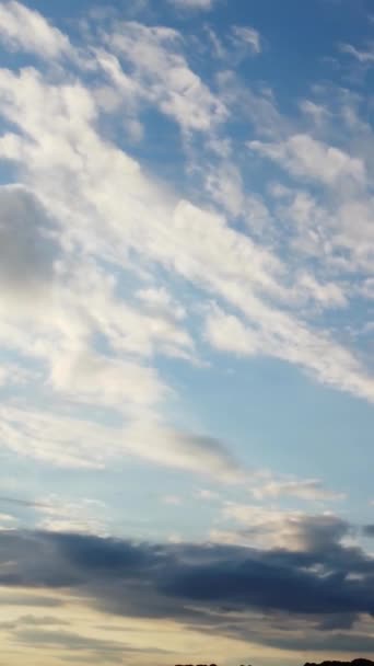 英国ルトンタウン上空の劇的な雲の高い角度ビュー — ストック動画