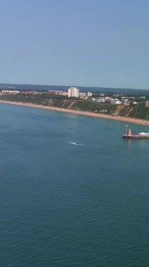 İngiltere 'nin En İyi İngiliz Okyanusu ve Bournemouth Sahili Hava Görüntüsü. Drone 'un Kamerası 