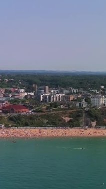 İngiltere 'nin En İyi İngiliz Okyanusu ve Bournemouth Sahili Hava Görüntüsü. Drone 'un Kamerası 