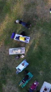 ENGLAND, LUTON TOWN - 04th April 2022: Genç İngiliz Kadınlardan oluşan bir grup, Wardown Halk Parkı Yüksek Açılı Görüntü Parkı 'nda egzersiz yapıyor. Luton Kasabası 'nda Parlak Güneşli Gün