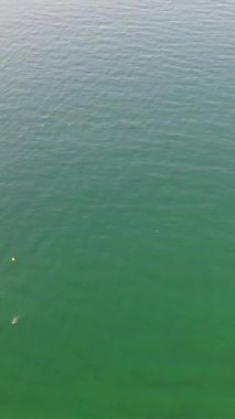 BİRLİK KINGDOM, BOURNEMOUTH BEACH - 18 Temmuz 2022: insanlar yaz tatillerinde eğleniyorlar. Yüksek Açı Drone Kamera Görünümü