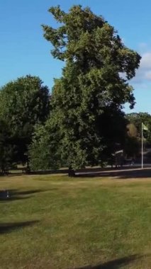 ENGLAND, LUTON TOWN - 04th April 2022: Genç İngiliz Kadınlardan oluşan bir grup, Wardown Halk Parkı Yüksek Açılı Görüntü Parkı 'nda egzersiz yapıyor. Luton Kasabası 'nda Parlak Güneşli Gün