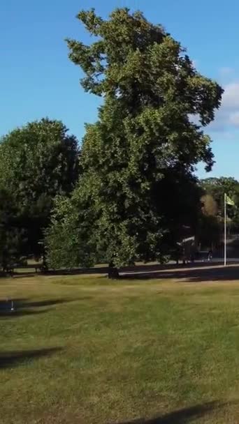 英格兰 Luton Town 04Th 2022年4月 一群年轻的英国女性正在一个开放的公园里锻炼 高角度的下降公园的镜头 英格兰卢顿镇阳光灿烂的一天 — 图库视频影像